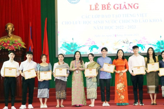 Trao giấy chứng nhận tốt nghiệp lớp đào tạo tiếng Việt cho 119 lưu học sinh Lào