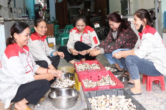 Phụ nữ tự tin, vươn lên làm chủ từ sinh kế phù hợp 