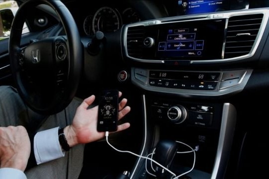 Sạc điện thoại trên ô tô: Thói quen không tốt, lợi bất cập hại 
