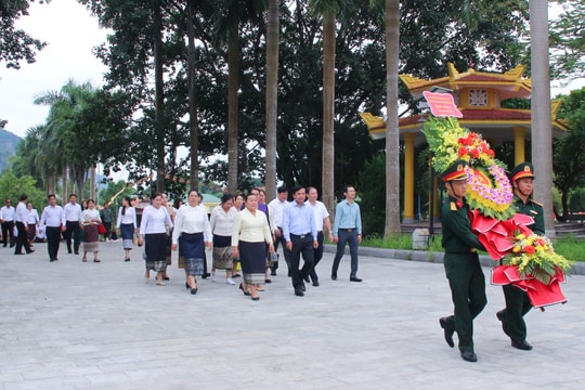 Đoàn công tác HĐND Thủ đô Viêng Chăn tưởng niệm các anh hùng liệt sĩ tại Nghĩa trang liệt sĩ Quốc tế Việt - Lào