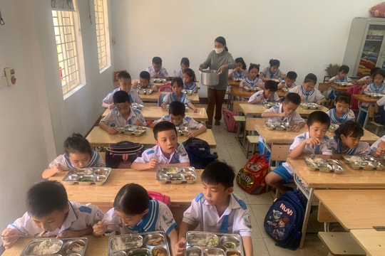 Tranh cãi giữa phụ huynh và nhà trường về hình ảnh bữa ăn bán trú 'chỉ có cơm trắng và đậu phụ'