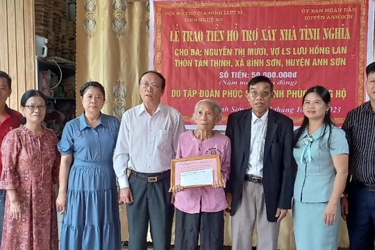 Trao 50 triệu đồng hỗ trợ xây dựng nhà tình nghĩa ở Anh Sơn