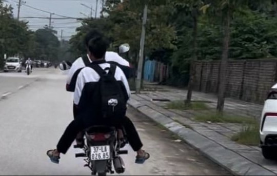 2 nam sinh ở thành phố Vinh đi xe máy bốc đầu trên đường