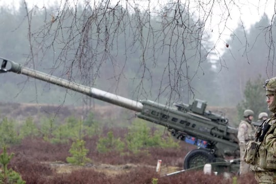 Mỹ chuyển đạn pháo 155m của Ukraine sang Israel để 'giữ thể diện'