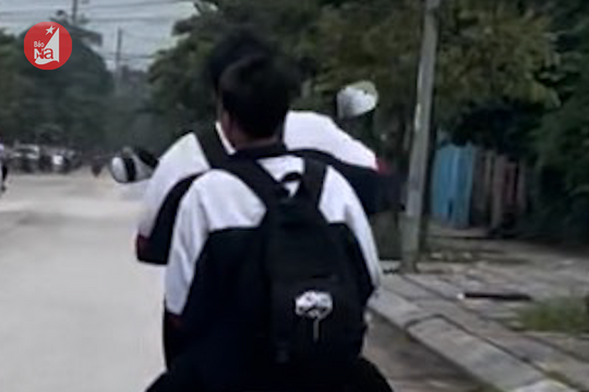2 nam sinh đi xe máy bốc đầu trên đường
