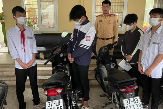 Triệu tập 2 nam sinh ở thành phố Vinh đi xe máy bốc đầu trên đường