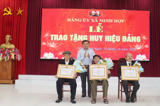 Trao tặng Huy hiệu 75 năm tuổi Đảng cho các đảng viên tại Quỳ Hợp