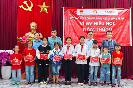 Viettel Diễn Châu trao 100 triệu đồng học bổng 'Vì em hiếu học'