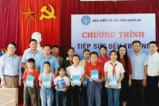 Bảo hiểm xã hội tỉnh Nghệ An trao quà cho học sinh tại Kỳ Sơn