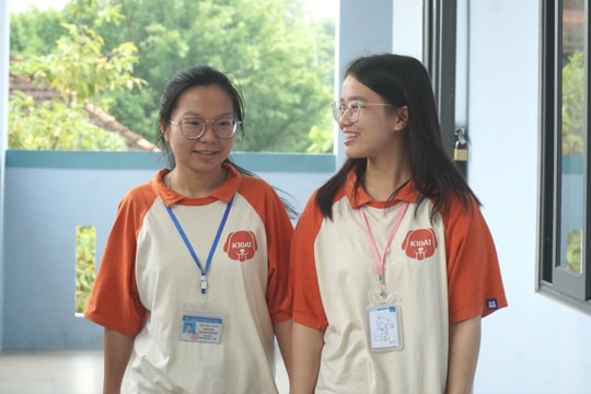 Đường đến giải Nhất, thủ khoa môn Toán của 2 nữ sinh người dân tộc Thái