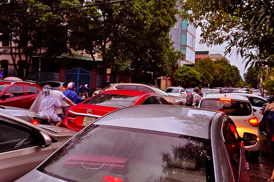 Mưa xối xả, nhiều tuyến đường tại thành phố Vinh ùn tắc giờ tan tầm