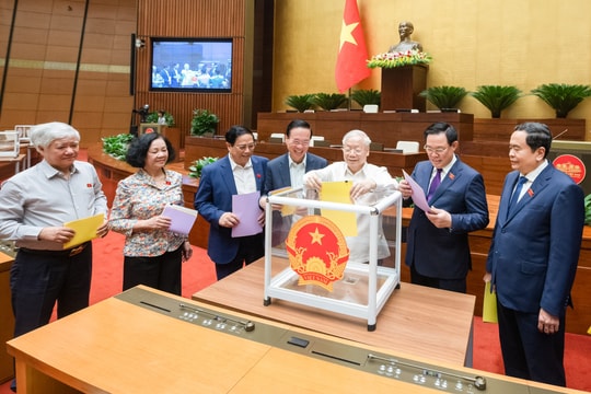 Quốc hội tiến hành lấy phiếu tín nhiệm bằng bỏ phiếu kín