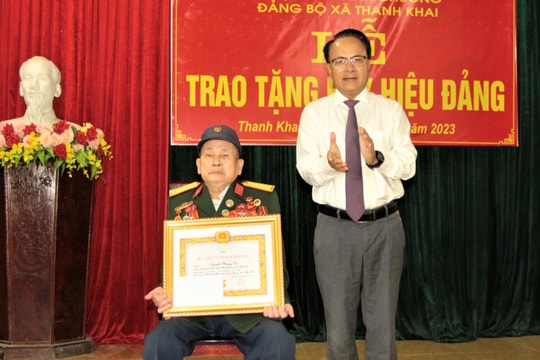 Phó Chủ tịch Thường trực HĐND tỉnh trao Huy hiệu 75 năm tuổi Đảng cho các đảng viên ở Thanh Chương