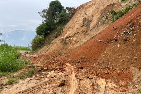 Nhiều điểm sạt lở, đường Chiêu Lưu đi Na Ngoi (Kỳ Sơn) chưa thể thông xe ô tô