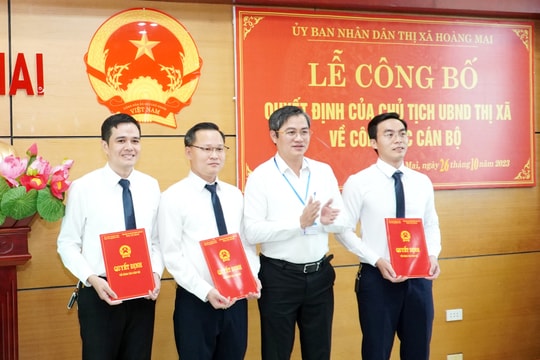 Công bố các Quyết định về công tác cán bộ tại thị xã Hoàng Mai 
