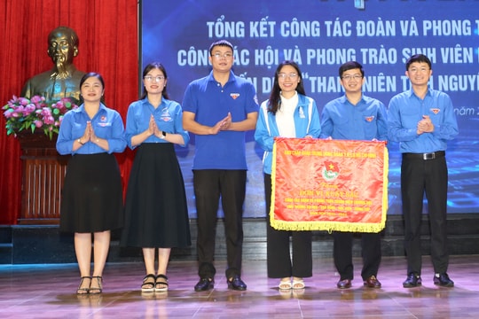 Đoàn trường Đại học Vinh đón nhận Cờ thi đua Đơn vị xuất sắc của Trung ương Đoàn TNCS Hồ Chí Minh năm học 2022 - 2023