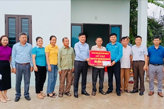 Bàn giao 15 nhà đại đoàn kết cho hộ nghèo ở huyện Nghĩa Đàn