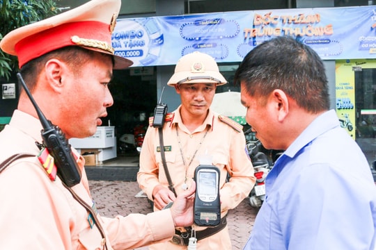 Công an TP. Vinh tiếp tục kế hoạch kiểm tra, xử lý nghiêm vi phạm nồng độ cồn vào tất cả các ngày trong tuần
