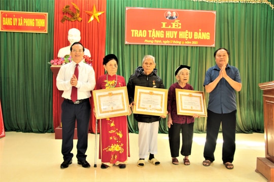 Thanh Chương: 11 đảng viên được trao tặng Huy hiệu 75 năm tuổi đảng 