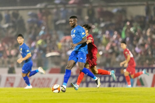 Sông Lam Nghệ An đánh rơi chiến thắng ở phút bù giờ trong trận đấu Derby xứ Nghệ