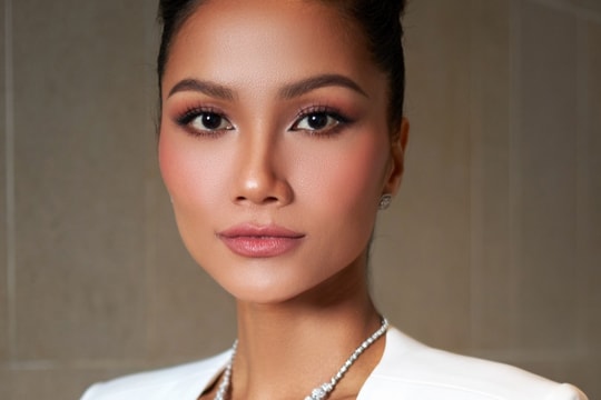 H'hen Niê bị phản ứng vì hỏi thí sinh thi hoa hậu thiếu tinh tế