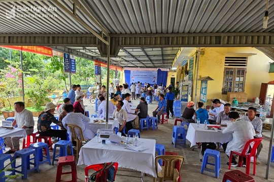 Hội Thầy thuốc trẻ thành phố Hồ Chí Minh khám, phát thuốc miễn phí tại xã Ngọc Sơn (Thanh Chương)