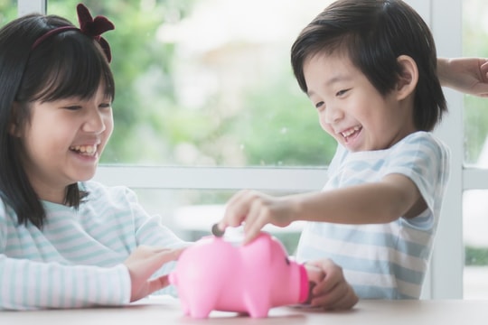 Nói với con về tiền