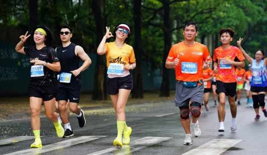 Giải chạy đạt kỷ lục số người tham dự, bất chấp thời tiết mưa lạnh