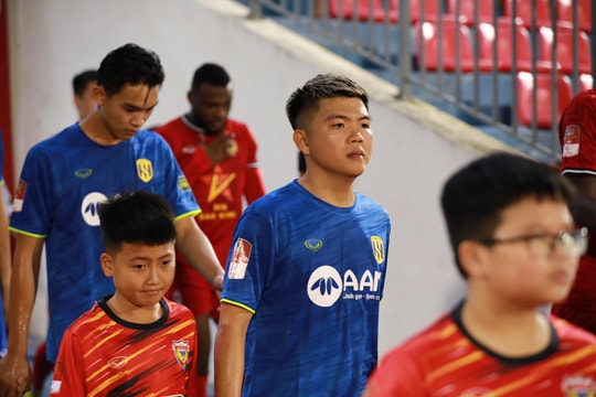 Dính chấn thương nặng ở vòng 2 V-League, trung vệ Sông Lam Nghệ An chưa hẹn ngày trở lại