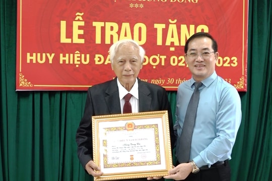 Trao tặng Huy hiệu 75 năm tuổi Đảng tại Đảng bộ xã Hưng Đông (TP Vinh)