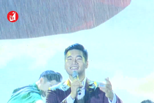 Tạ Quang Thắng biểu diễn ca khúc 'Lá cờ' trong màn mưa ở Truông Bồn