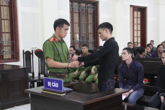 Phía sau một bản án...