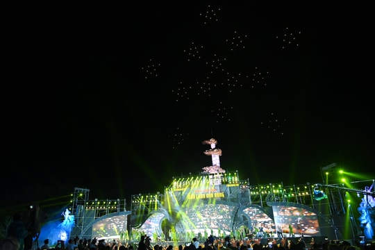 Chiêm ngưỡng màn trình diễn ánh sáng trên không tại Chương trình nghệ thuật 'Truông Bồn - Dấu chân Anh hùng'