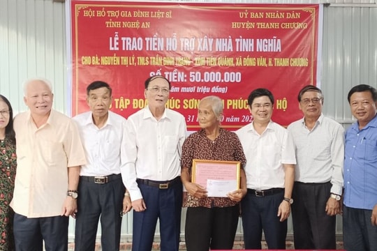 Trao 150 triệu đồng hỗ trợ xây dựng nhà tình nghĩa ở Thanh Chương