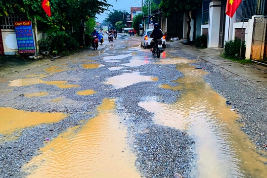 Sau mưa, đoạn đường liên xã ở Nghi Lộc chi chít ổ gà 