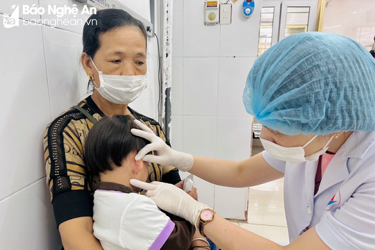 Cứu sống bé gái bị nhiễm vi khuẩn 'ăn thịt người'