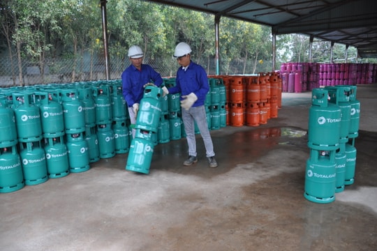 Giá vàng đảo chiều; Giá gas tăng thêm 4.000 - 5.000 đồng mỗi bình 12kg