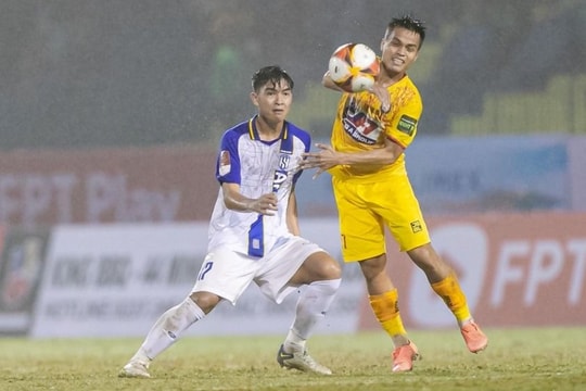 Đông Á Thanh Hóa gặp Sông Lam Nghệ An: Những đôi chân không biết sợ