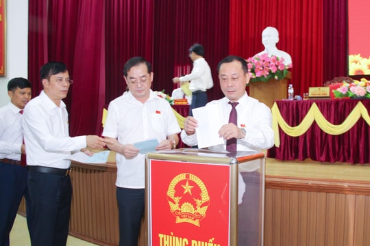 Thành phố Vinh lấy phiếu tín nhiệm đối với 23 người giữ chức vụ do HĐND thành phố bầu 