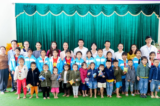 Trao tặng cây giống, áo ấm cho người dân, học sinh xã Xiêng My (Tương Dương)