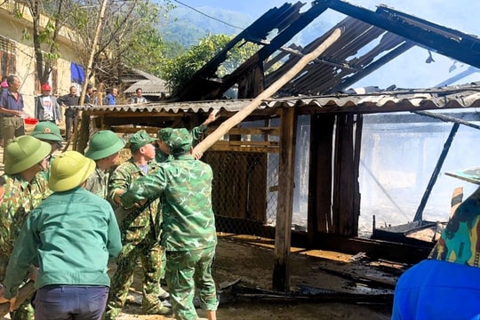 Đồn Biên phòng Mường Ải hỗ trợ gia đình người dân bị hoả hoạn