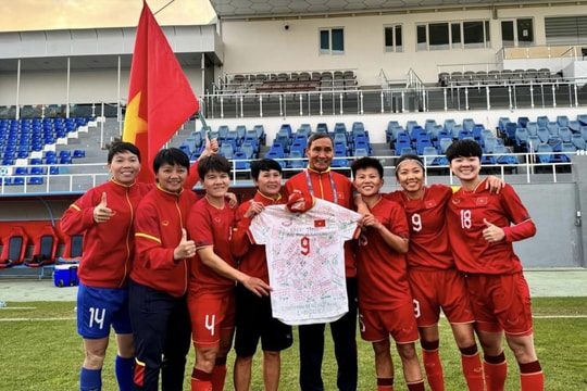 Huỳnh Như và tuyển nữ Việt Nam bịn rịn chia tay huấn luyện viên Mai Đức Chung