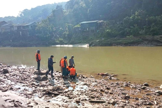 Qua sông lấy củi, người phụ nữ bị nước cuốn trôi