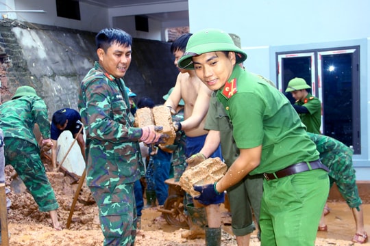 Nghi Lộc huy động lực lượng hỗ trợ người dân khắc phục điểm sạt lở ở Nghi Thiết