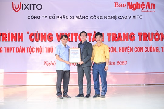 Báo Nghệ An và Công ty cổ phần Xi măng công nghệ cao Vixito trao tặng 70 tấn xi măng cho huyện Con Cuông