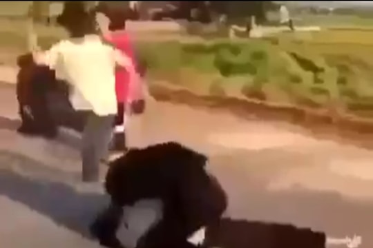 Nhóm nữ sinh lớp 10 ở Nghệ An hẹn nhau ra đồng đánh tay đôi