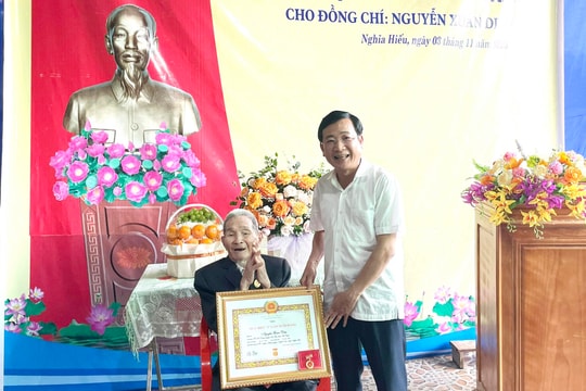 Trao Huy hiệu 75 năm tuổi Đảng cho đảng viên ở Nghĩa Đàn