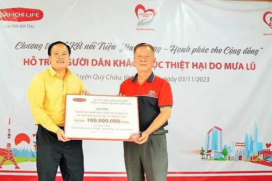 Dai-ichi Life Việt Nam hỗ trợ người dân khắc phục hậu quả mưa lũ tại Nghệ An