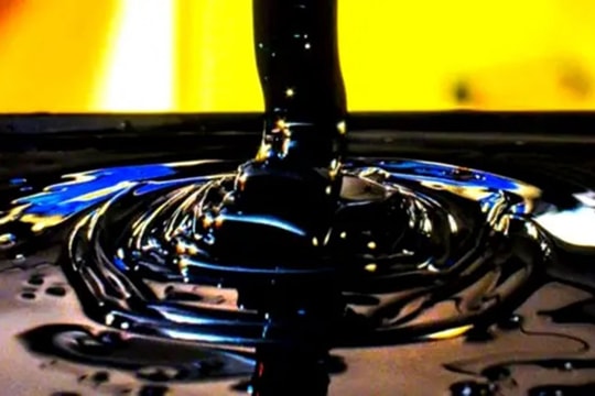 Giá vàng giảm sâu; Dầu thô tiếp đà leo dốc