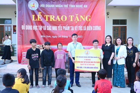 Hội Doanh nhân trẻ tỉnh Nghệ An trao quà cho học sinh dân tộc thiểu số Đan Lai